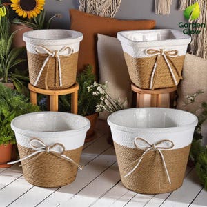 Blumentopf aus geflochtenem Seil mit Schleife – Handgefertigter Blumenkorb aus Papierseil mit Kunststoffeinsatz | Dekorativer Übertopf für Zuhause & Geschenkidee