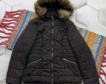 Chaqueta acolchada negra vintage para mujer, chaqueta de invierno con capucha y ribete de imitación.