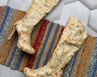 Botas altas de cuero color crema estilo boho desgastadas estilo Y2K con tacón holgado, ideales para festivales.