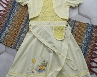 Vestido amarillo vintage estilo cottagecore con mangas abullonadas y delantal, estilo midi bordado.