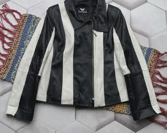 Giacca in pelle vintage bianca e nera con blocchi di colore, stile motociclista e zip, da donna, anni '90, minimalista.