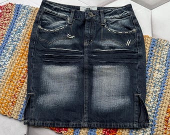 Minissaia jeans Y2K, lavagem escura, estilo destroyed, cintura baixa, casual feminina.