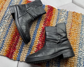 Botines de piel negra vintage para mujer, estilo motero minimalista casual grunge.
