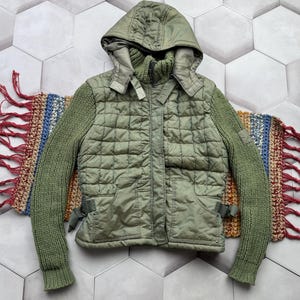 Giacca trapuntata vintage con maniche in maglia, gilet con cappuccio, giacca ibrida utility gorpcore da donna