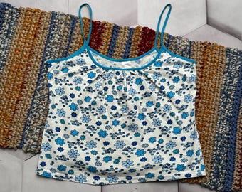 camisole à bretelles fines fleuries bleu ancien de l'an 2000