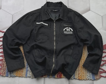 Chaqueta vintage desgastada negra con cremallera, estilo ropa de trabajo, estilo grunge Y2K, streetwear.