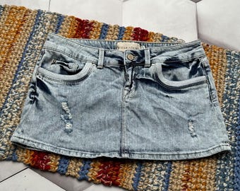Minijupe en denim vintage Année 2000 taille basse effet vieilli, délavage clair