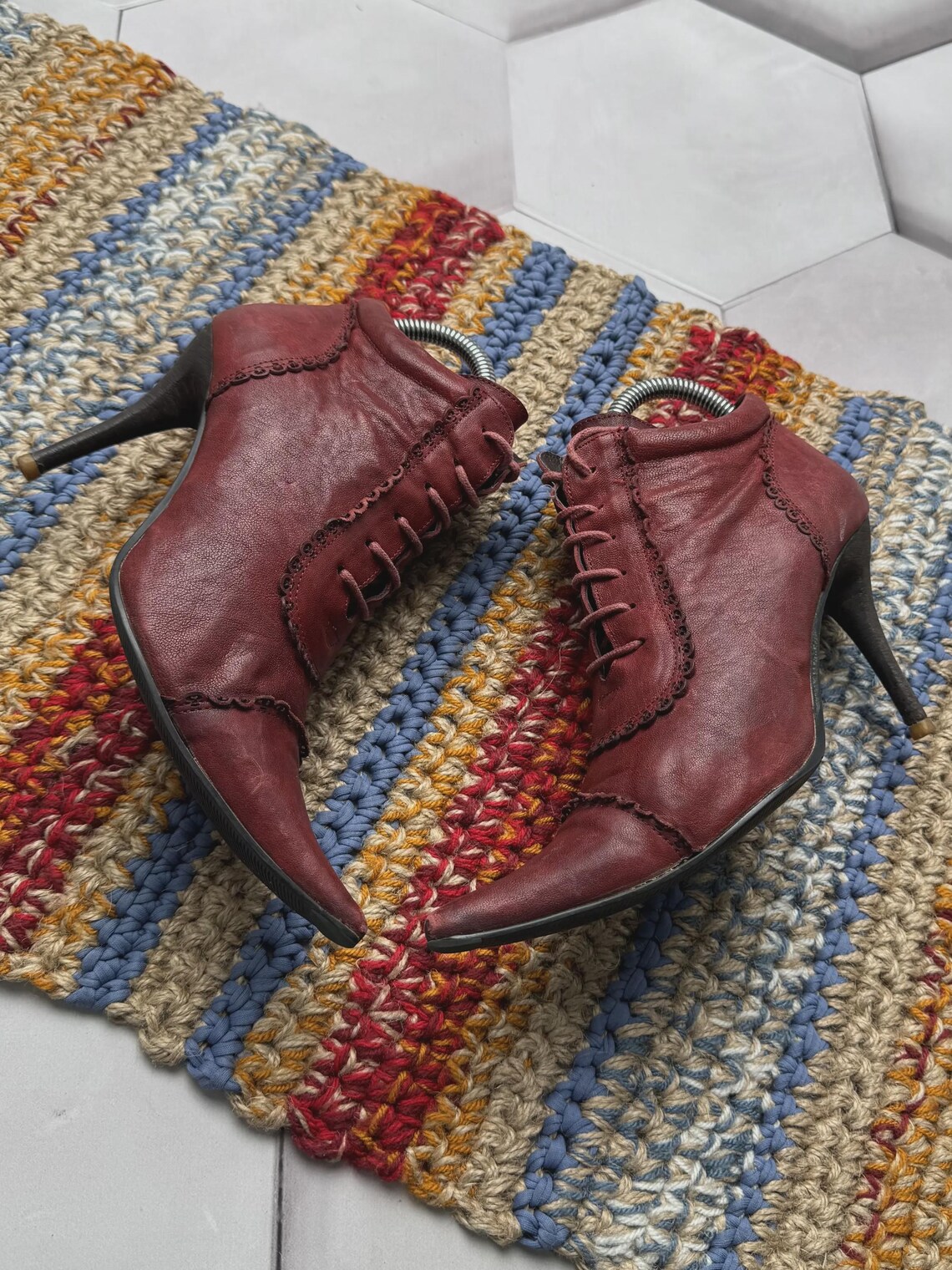 Burgundy Leather Ankle Boots Women Lace Up Victorian Heeled Booties Vintage Pointed Toe Shoes, foto 2 di 5