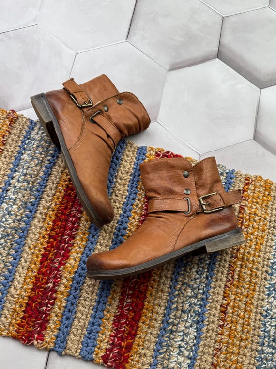 Vintage Leather Boots With Straps Women display picture 1