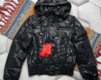 Jaqueta preta com capuz, estilo cropped, modelo Y2K, para o inverno, com acabamento brilhante e estilo streetwear.
