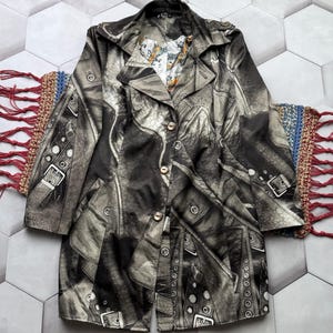 Abrigo tipo gabardina vintage estampado, estilo grunge vanguardista, abrigo llamativo para mujer.
