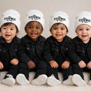 The Essence of Life-babybeanie | Pasgeboren pet met tekst en bloktekst