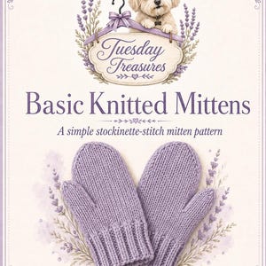 Op de afbeelding: Een paar lichtpaarse gebreide wanten met een geribbelde boord en een tricotsteek textuur. De afbeelding bevat de tekst Tuesday Treasures Basic Knitted Mittens A simple stockinette-stitch mitten pattern Sizes: Child 2/4 yrs (8/10 yrs - Adult).