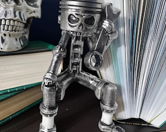 Escultura de pistón de calavera hecha a mano con cara de engranaje: decoración de mesa única / Patas con llave y bujía / Regalo de Navidad ideal para entusiastas de los automóviles