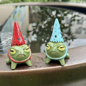 Hand-Painted Wizard Frog Statue: Whimsical Resin Ornament