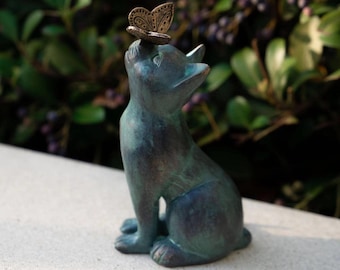 Estatua de gato con mariposa para jardín: decoración de jardín pintada a mano, un detalle único para gatitos, regalo para amantes de los gatos, escultura de resina para exteriores