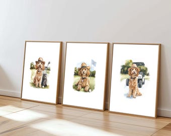 Könnte beinhalten: Drei gerahmte Aquarellbilder eines Hundes, der einen Hut trägt und Golf spielt. Der Hund ist ein brauner und weißer Pudel. Das erste Bild zeigt den Hund mit einem Golfsack, das zweite zeigt den Hund mit einem Golfball und das dritte zeigt den Hund in einem Golfwagen.