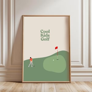 Puede incluir: Impresión artística enmarcada con una escena de golf minimalista. Un golfista de rojo golpea en un campo verde con una bandera roja. Las palabras "Cool Kids Golf" están impresas en verde.