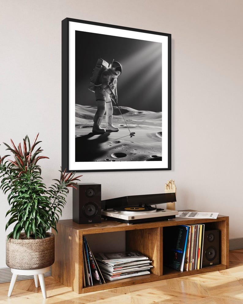 K&ouml;nnte beinhalten: Ein Schwarzwei&szlig;foto eines Astronauten, der auf dem Mond Golf spielt. Der Astronaut tr&auml;gt einen Raumanzug und h&auml;lt einen Golfschl&auml;ger in der Hand. Die Mondoberfl&auml;che ist im Hintergrund zu sehen.