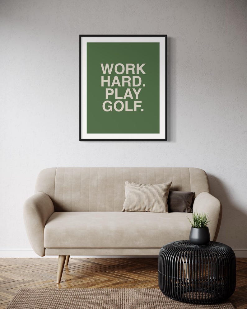 K&ouml;nnte beinhalten: Ein gerahmter Druck mit gr&uuml;nem Hintergrund und wei&szlig;em Text, der "WORK HARD. PLAY GOLF." lautet.