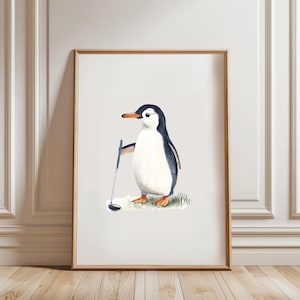 Puede incluir: Una pintura de acuarela de un pingüino sosteniendo un palo de golf. El pingüino está de pie en un parche de hierba verde con una pelota de golf frente a él.