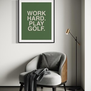 K&ouml;nnte beinhalten: Ein gerahmter Druck mit gr&uuml;nem Hintergrund und wei&szlig;em Text, der "WORK HARD. PLAY GOLF." lautet.