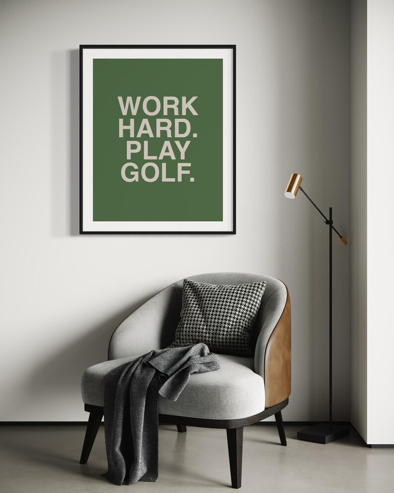 K&ouml;nnte beinhalten: Ein gerahmter Druck mit gr&uuml;nem Hintergrund und wei&szlig;em Text, der "WORK HARD. PLAY GOLF." lautet.
