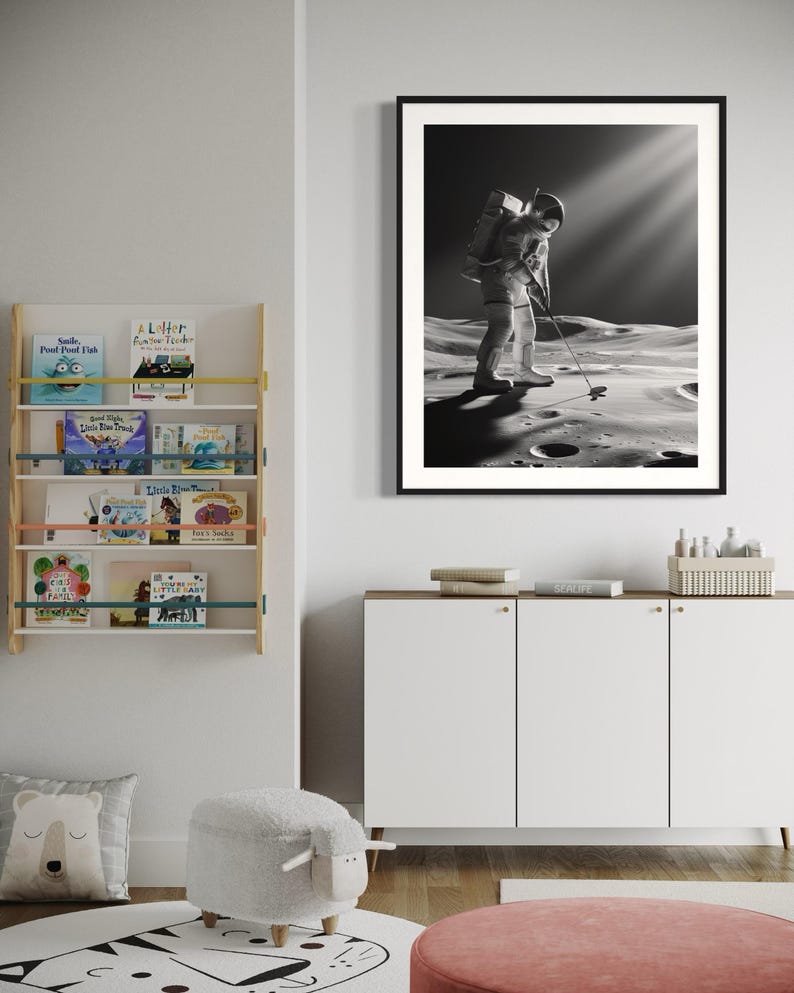K&ouml;nnte beinhalten: Ein Schwarzwei&szlig;foto eines Astronauten, der auf dem Mond Golf spielt. Der Astronaut tr&auml;gt einen Raumanzug und einen Rucksack. Die Mondoberfl&auml;che ist im Hintergrund zu sehen.