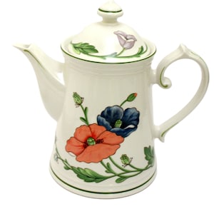 Könnte beinhalten: Eine weiße Kaffeekanne aus Keramik mit Blumenmuster. Die Kanne hat einen Deckel mit einem Knopf oben. Die Blumen sind rot, blau und grün. Die Kanne hat einen Henkel an der Seite.