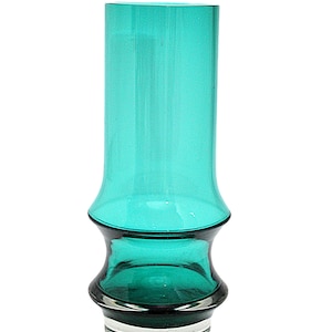 Può includere: Un vaso in vetro blu turchese con una base larga e un collo stretto. Il vaso ha un fondo in vetro trasparente.