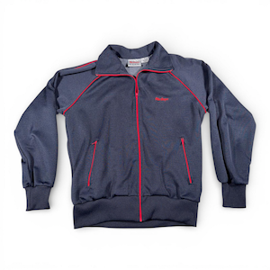 Könnte beinhalten: Marineblaue Trainingsjacke mit roter Paspelierung und rotem Reißverschluss. Die Jacke hat zwei Vordertaschen mit roten Reißverschlüssen und ein kleines Logo auf der Brust. Kragen und Manschetten sind gerippt.