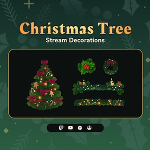 Könnte beinhalten: Ein grüner Weihnachtsbaum mit roten Schleifen, Zuckerstangen und Lebkuchenmann-Anhängern. Es gibt auch drei grüne Girlanden mit Lichtern und Kerzen, einen grünen Kranz mit einer roten Schleife und einen grünen Kranz mit roten Beeren. Der Text "Christmas Tree Stream Decorations" befindet sich oben im Bild.