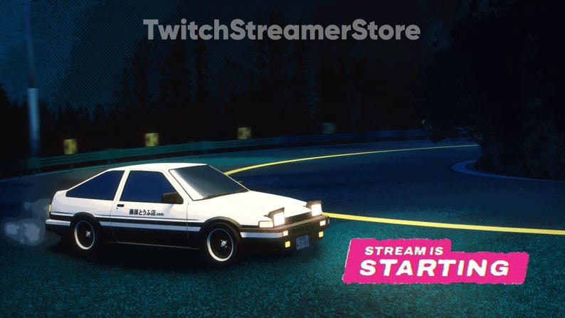 Op de afbeelding: Een witte auto met zwarte accenten en de tekst "頭文字D" aan de zijkant rijdt op een donkere weg met gele lijnen. De tekst "STREAM IS STARTING" staat op de voorgrond.