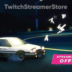 Op de afbeelding: Een witte auto met een zwarte streep en Japanse tekst drijft op een donkere weg. De auto bevindt zich op de voorgrond van de afbeelding. De achtergrond is een donkere weg met bomen aan beide kanten. De tekst "STREAM IS OFFLINE" staat in een roze vak in de rechterbenedenhoek van de afbeelding.