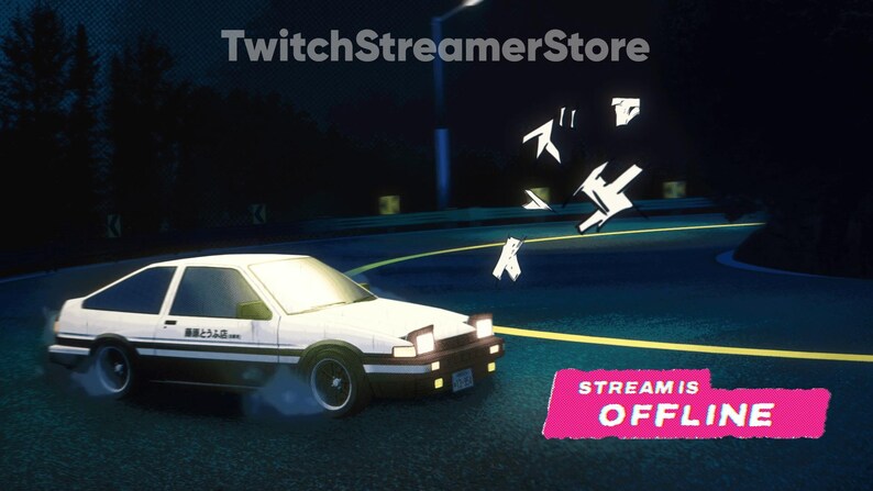 Op de afbeelding: Een witte auto met een zwarte streep en Japanse tekst drijft op een donkere weg. De auto bevindt zich op de voorgrond van de afbeelding. De achtergrond is een donkere weg met bomen aan beide kanten. De tekst "STREAM IS OFFLINE" staat in een roze vak in de rechterbenedenhoek van de afbeelding.