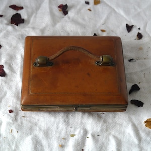 Boîte extensible en cuir antique avec fermoir en laiton