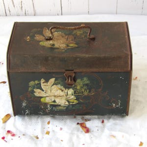 Antike Blumendose mit Metallgriff