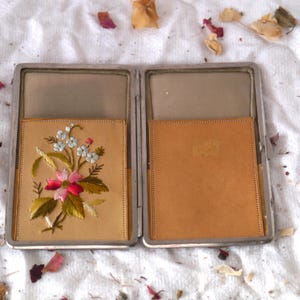 Estuche para tarjetas de visita de cuero estilo victoriano con bordado floral
