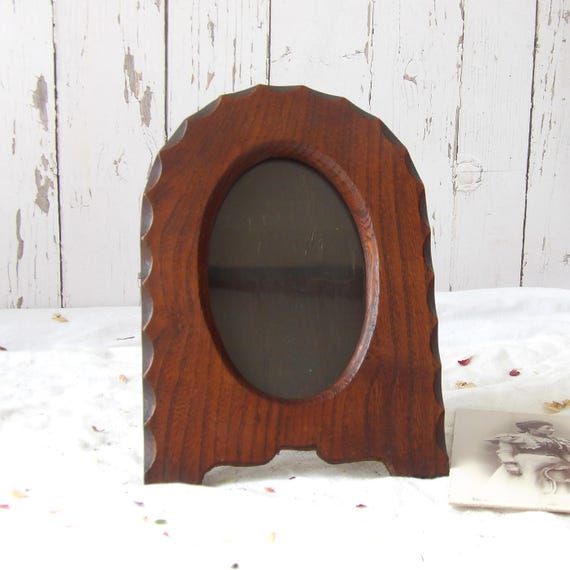 装飾的な木製フォトフレーム　ヴィンテージ　彫刻　絵付き 彫刻入り木製フォトフレーム：素朴なアンティーク調フォトディスプレイ