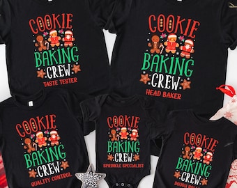 以下が含まれることがあります： 「Cookie Baking Crew」のデザインが施された黒いTシャツ。各シャツにはジンジャーブレッドマンと役割（テイスター、ヘッドベイカー、品質管理、スプリンクルスペシャリスト、ドウローラー）が描かれています。家族でのホリデーベーキングに最適です。