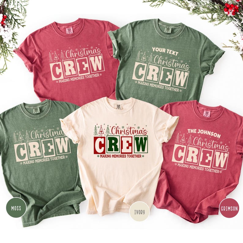 以下が含まれることがあります： さまざまな色の5枚のTシャツ。それぞれに「Christmas CREW」の文字がお祝いのデザインでプリントされています。シャツは赤、緑、アイボリーの色合いで、「MAKING MEMORIES TOGETHER」のフレーズがメインテキストの下にあります。カスタマイズ可能なテキストが一部のシャツにあります。