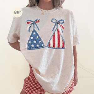 Comfort Colors® Patchwork bikinitopp, USA Denim baddräktströja, Trendig sommarflicksstrandtröja, Kustnära poolside-t-shirt med amerikanska vibbar