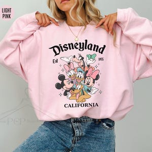 Sudadera retro de Mickey y sus amigos de Disneyland, camiseta gráfica de Disneyland de 1955, suéter vintage de vacaciones de Disney, sudadera con personajes de Disney imagen 5