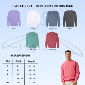 Puede incluir: Una exhibici&oacute;n de sudaderas Comfort Colors 1566 en varios colores, incluyendo violeta, blanco, azul vaquero, pimienta, espuma de mar y carmes&iacute;. La tabla de tallas muestra medidas en pulgadas, con una talla peque&ntilde;a de 53,3 cm de ancho y 69,9 cm de largo.