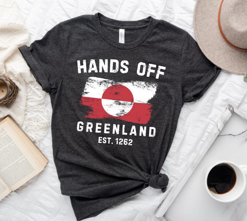 Händerna borta från Grönland-tröja, Grönland är vårt T-shirt, Grönlands flagga-tröja, Grönländsk skjorta, Politiskt uttalande-tröja, Stå med Grönland bild 1