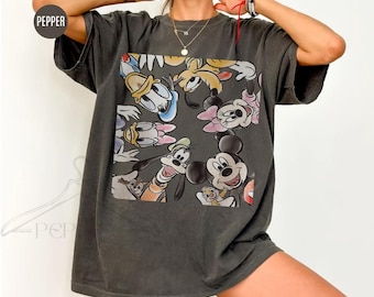 Comfort Colors Retro Musse Pigg & Vänner T-shirt, Disneyworld 2026 T-shirt, Musse Pigg & Vänner Semester Matchande T-shirt, Retro Disney Figurer T-shirt