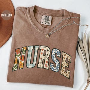 Komfort Farben Retro Nurse Shirt: Floral Leopard Print
