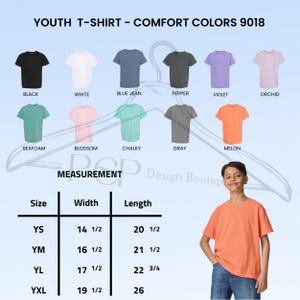 Puede incluir: Imagen de una camiseta juvenil de color mel&oacute;n. La imagen tambi&eacute;n muestra una tabla de tallas con medidas en cm y una tabla de colores con varios colores de camisetas, incluyendo negro, blanco, azul vaquero y violeta.