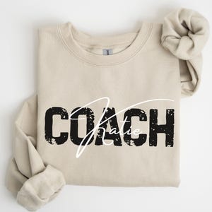 Gepersonaliseerde coach sweater, aangepaste coach cadeau, cheer coach shirt, coach naam sweatshirt, coach wedstrijddag shirt, aangepast shirt coach naam