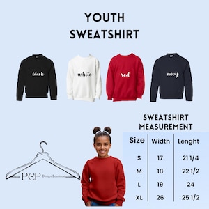 Puede incluir: Una taza de cer&aacute;mica blanca con asa negra y el texto "But First, Coffee" en negrita negra. La taza se encuentra sobre un fondo borroso, sugiriendo un ambiente acogedor.